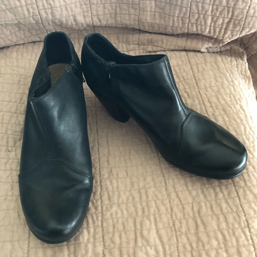 Clarks black leather heeled booties size 8.5 M - Picture 1 of 5